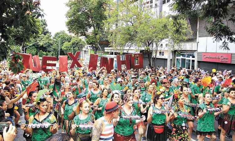 Bateria do Samba Queixinho desfila no Cento de BH
