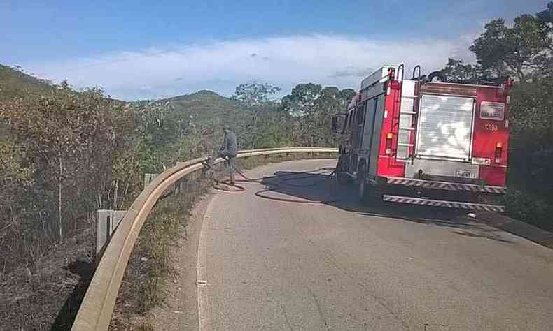 Um caminho auto-bomba foi utilizado no combate ao fogo na mata do Naes Unidas(foto: Corpo de Bombeiros/Divulgao)