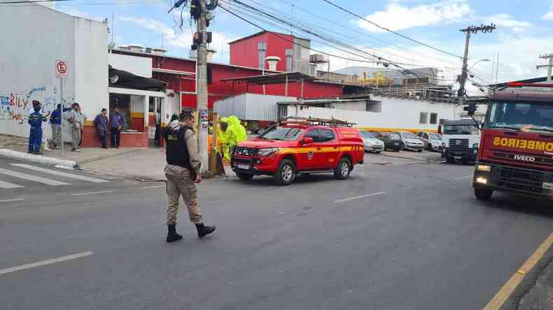 Viatura dos Bombeiros em frente ao local do acidente