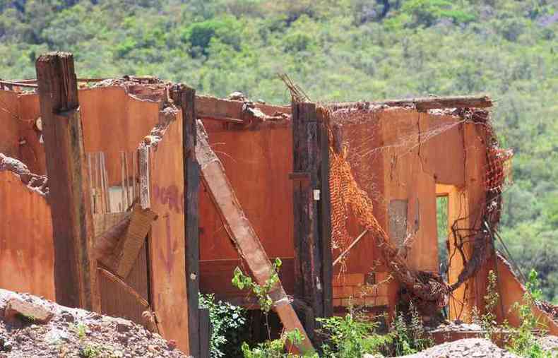 Escombros de Bento Rodrigues, distrito de Mariana. Lugarejo foi varrido pela lama da barragem de Fundo, de propriedade das mineradores Vale e BHP, que estourou em 2015(foto: Alexandre Guzanshe/EM)