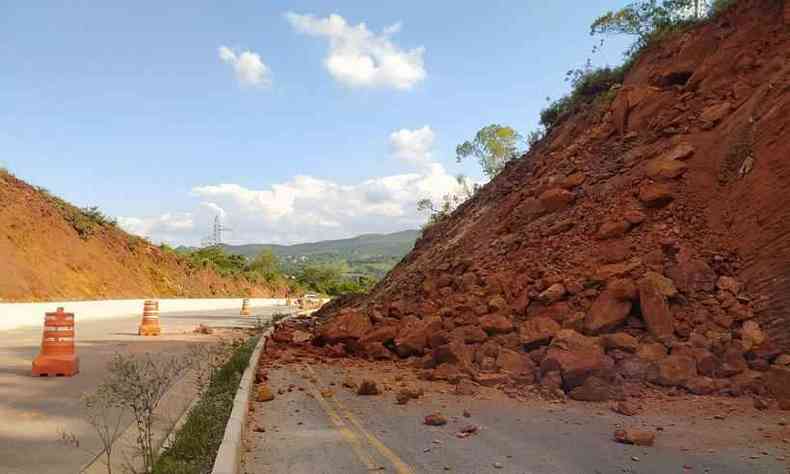 Prefeitura de Nova Lima espera retirar toda a terra que tomou conta da pista no final de semana