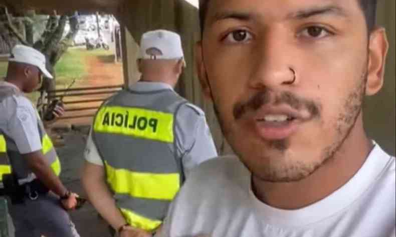 Youtuber Spartakus Santiago filma abordagem policial