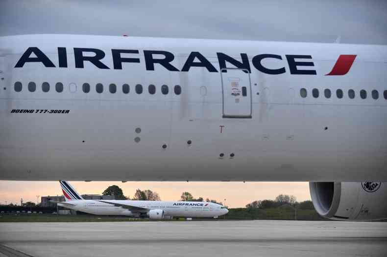 Aeronaves da Air France em aeroporto de Paris