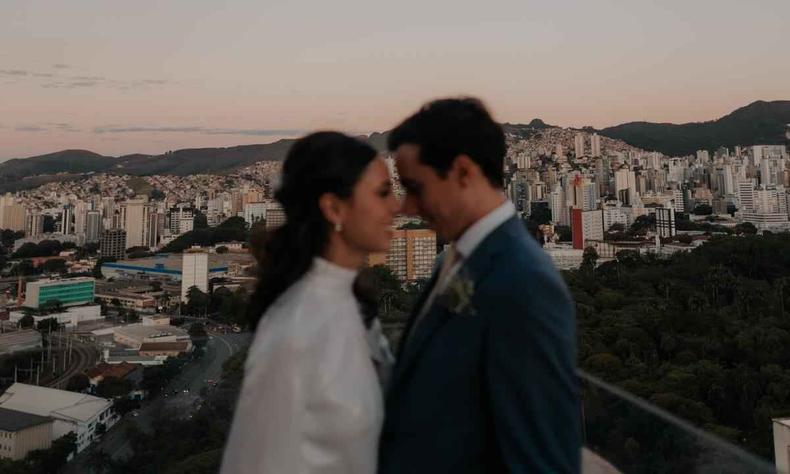 Noivos que celebraram o casamento no terrao do Edifcio Acaiaca, o mais alto de Belo Horizonte, com 29 pavimentos