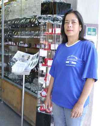 Lindalva Reis lamenta a perda de referncia da loja e sai at a rua para fisgar clientes(foto: Ramon Lisboa/EM/D.A Press)