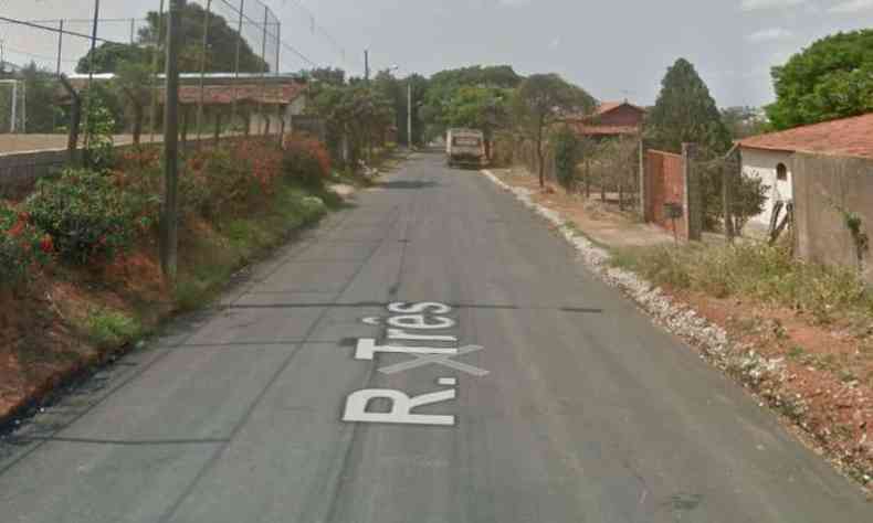 Rua Trs do Bairro Chcara Novo Horizonte, onde o cabo da PM bateu seu carro contra uma placa de trnsito(foto: Reproduo/Google Street View)