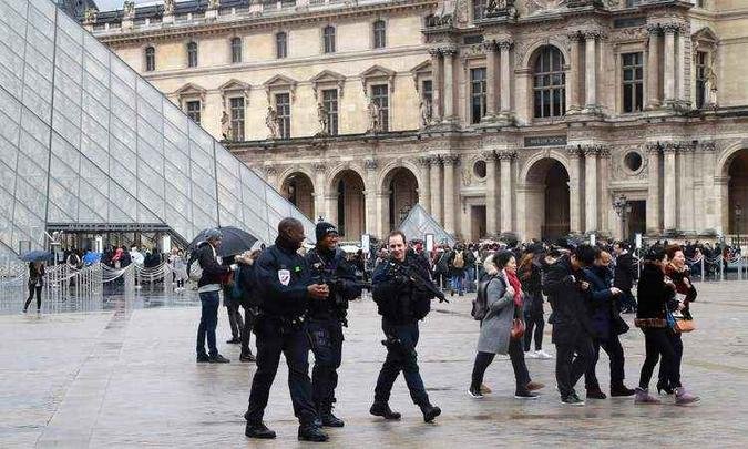 Policiais patrulham em frente � Pir�mide do Louvre, em Paris(foto: AFP / JACQUES DEMARTHON )