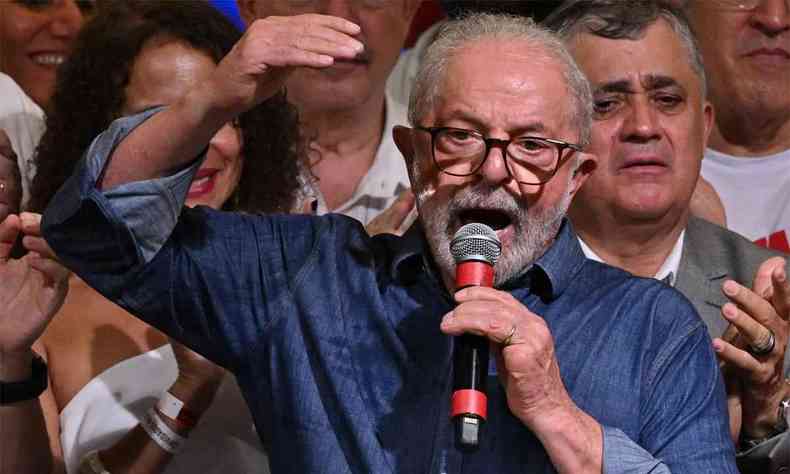 Lula fala ao microfone 