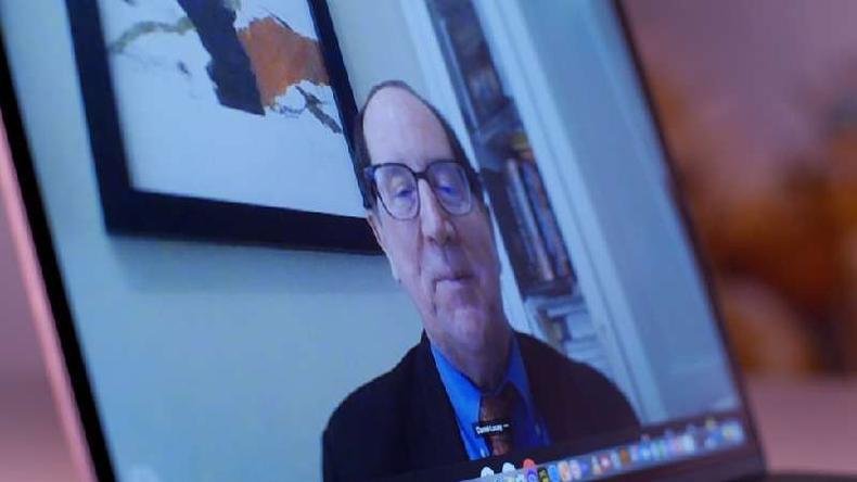 Daniel Lucey diz acreditar que SARS-CoV-2 provavelmente surgiu naturalmente, mas n�o quer descartar outras possibilidades(foto: BBC)