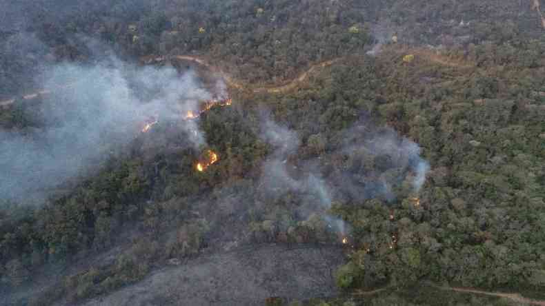 Um drone foi utilizado para mapear os focos de incndio na Serra Morro da Cruz, em Pitangui(foto: 10 Batalho de Bombeiros/Divulgao)
