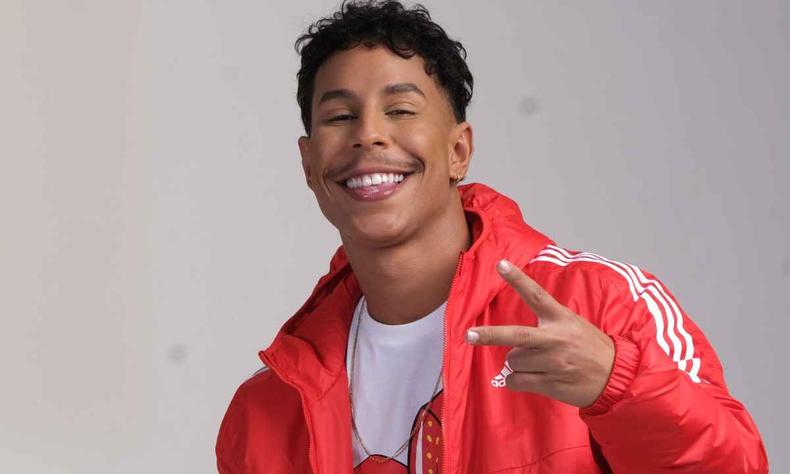 Isaías viu no TikTok a oportunidade de investir em sua carreira de ator(foto: Rudi Silva/Divulgação) O influenciador digital Isaías sorri para a foto com uma blusa vermelha