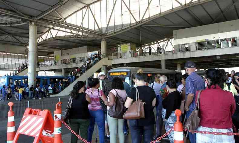 Estao lotada de passageiros embarcando em nibus 