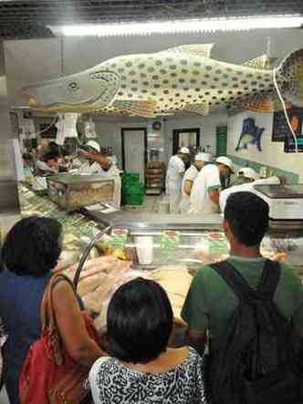 Compra de pescados congelados, principalmente de cortes de polaca do Alasca, requer muita observao(foto: Rodrigo Clemente/EM/D.A Press - 1/4/15)