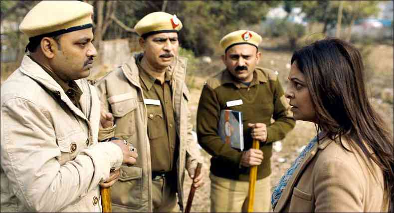 Vartika Chaturvedi (Shefali Shah)  a policial que assume a investigao do crime como uma questo de honra(foto: NETFLIX/DIVULGAO)
