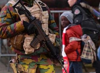 Quase 300 policiais adicionais foram mobilizados para proteger as escolas de Bruxelas(foto: EMMANUEL DUNAND/AFP) Quase 300 policiais adicionais foram mobilizados para proteger as escolas de Bruxelas(foto: EMMANUEL DUNAND/AFP)
