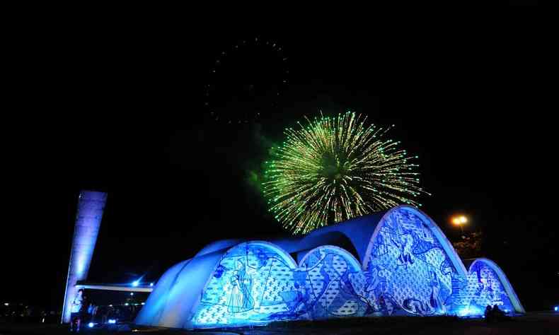 fogos de artifcio na igreja So Francisco de Assis em BH