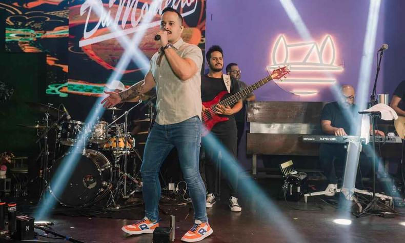 Du Monteiro canta no palco durante baile de debutantes