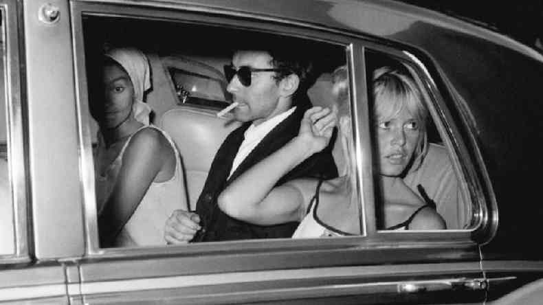 Jean-Luc Godard e Brigitte Bardot em um carro