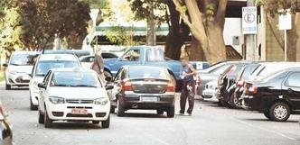 Ilegais pressionam motoristas a pagar pela %u2018vigil�ncia%u2019 ou por folhas do rotativo, ofertadas a pre�o inflacionado(foto: Tulio Santos/EM/D.A Press)