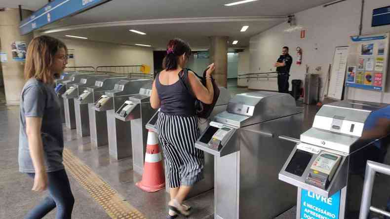 Catracas da entrada da estao central do metr de Belo horizonte passageiros entrando e fiscal