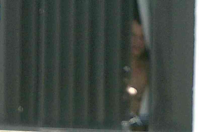 Imagem mais fechada mostra Torres espiando pela janela 