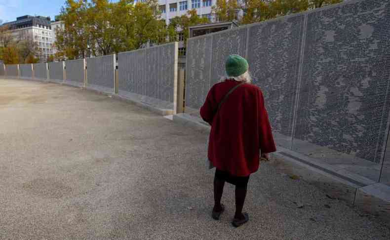 Mulher observa monumento em homenagem aos mortos no holocausto, em Viena