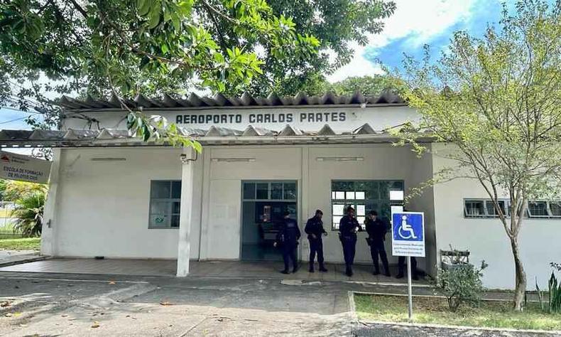 Fachada do Aeroporto Carlos Prates com guardas municipais na porta