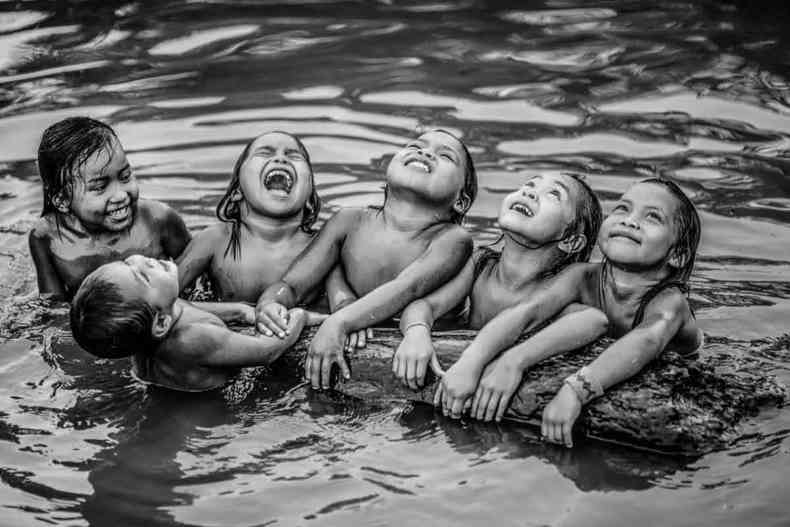 Crianças indígenas brincam no rio, fotografadas por Ricardo Stuckert