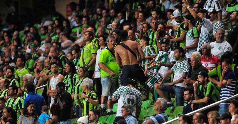 Detalhe da presença de americanos na vitória por 2 a 1 sobre o Criciúma: clube tem feito até ações promocionais, mas com pequeno efeito(foto: RAMON LISBOA/EM/D.A PRESS %u2013 10/9/19) Detalhe da presença de americanos na vitória por 2 a 1 sobre o Criciúma: clube tem feito até ações promocionais, mas com pequeno efeito(foto: RAMON LISBOA/EM/D.A PRESS %u2013 10/9/19)
