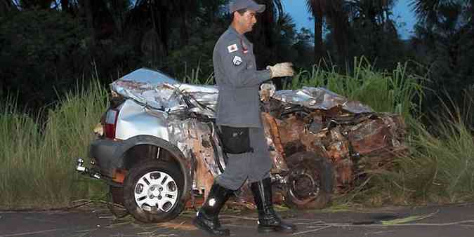 O Fiat Uno ficou completamente destrudo depois da batida na BR-153(foto: Corpo de Bombeiros/Divulgao)