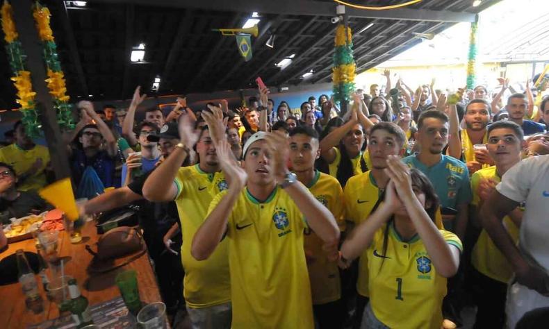 Torcedores vestem camisa da Seleo Brasileira e batem palmas
