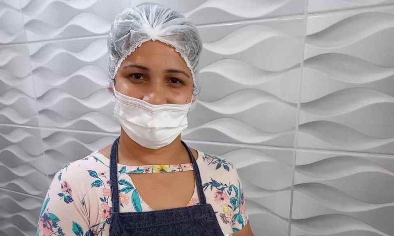 Francislaine carregando uma receita feita por ela.