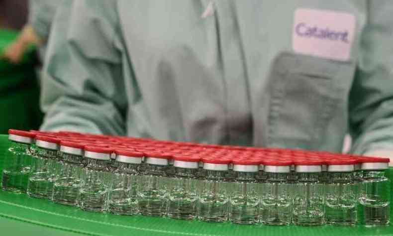 Frascos de vacina  espera de serem enchidos em linha de produo(foto: Vincenzo PINTO / AFP)