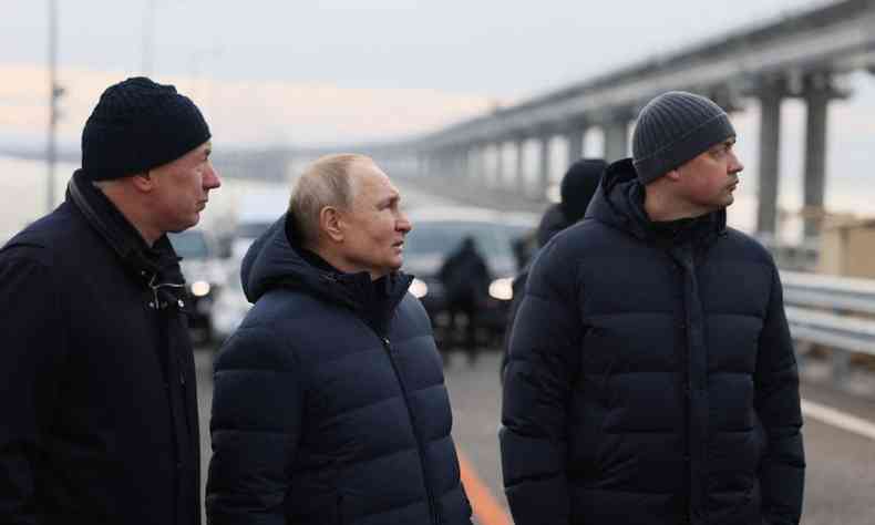 Na foto, Vladmir Putin visita onte que liga o territrio russo  pennsula ucraniana anexada em 2014