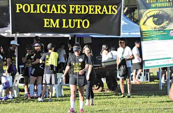 Policiais federais em campanha salarial no ano passado: servidores criam fundo para financiar possvel greve(foto: Luis Tajes/CB/D.A Press)