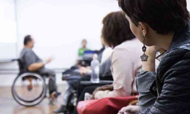 Alunos observam um professor cadeirante durante uma aula na UFMG