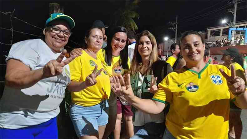 Cintia, ltima  direita, e outros apoiadores de Bolsonaro que protestaram a favor de Jefferson 
