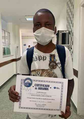 O paciente Marlon Martins, do grupo de risco, recebeu sua medalha na quarta-feira