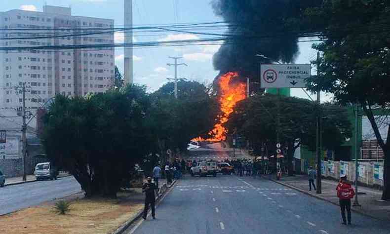 Avenida foi interditada por causa do incndio(foto: Guarda Civil de Contagem/Divulgao)