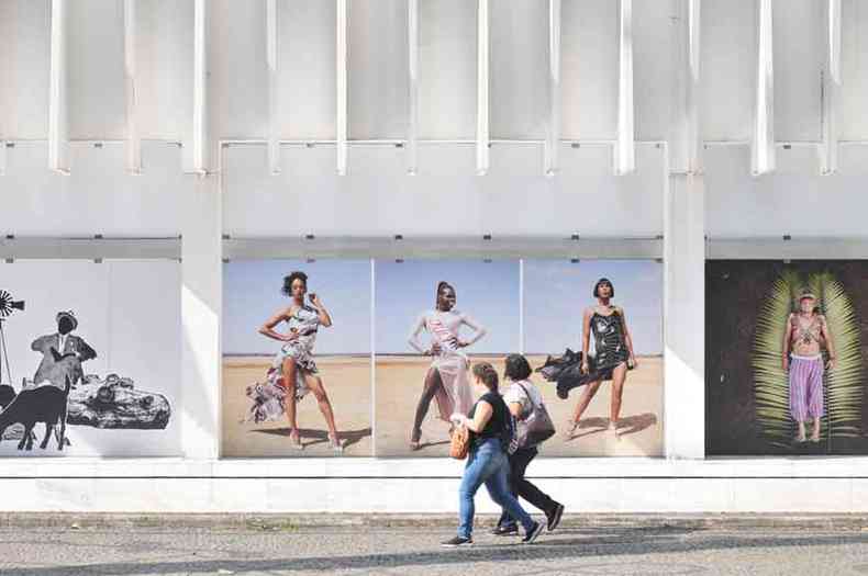 Exposio de fotos na fachada do Palcio das Artes, inaugurada em abril passado, foi uma ao do festival, que teve edio on-line 