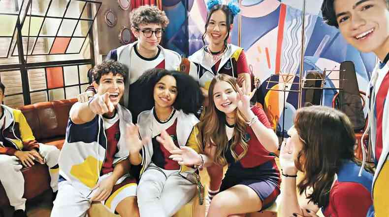 Jovens atores da novela ''Poliana moça'' fazem selfie