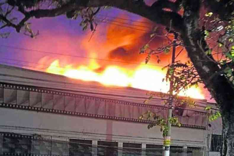 Incndio atingiu um galpo da Cinemateca Brasileira, na Vila Leopoldina, em So Paulo(foto: Reproduo)
