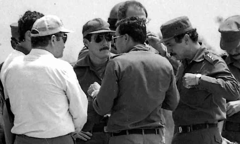 Foto tirada em 10 de junho de 1988 do general aposentado da Nicarágua Hugo Torres (R), ex-integrante do Movimento de Renovação Sandinista e atual membro do partido Unamos, durante manobras de tiro de combate da Força Aérea Sandinista em Panchito, município de San Francisco Libre, Nicarágu