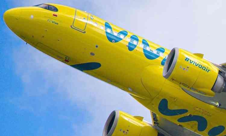 Avio da Viva Air todo amarelo e com os escritos em azul