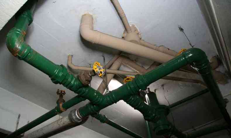 Principal aplicao do PVC na construo civil  na fabricao dos tubos e conexes para conduo de gua e esgoto(foto: Gladyston Rodrigues)