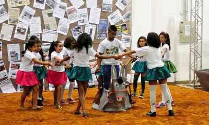 Alunos da Escola Municipal Bento Rodrigues em atividades para superar as marcas do acidente(foto: Gladyston Rodrigues/EM/D.A Press)