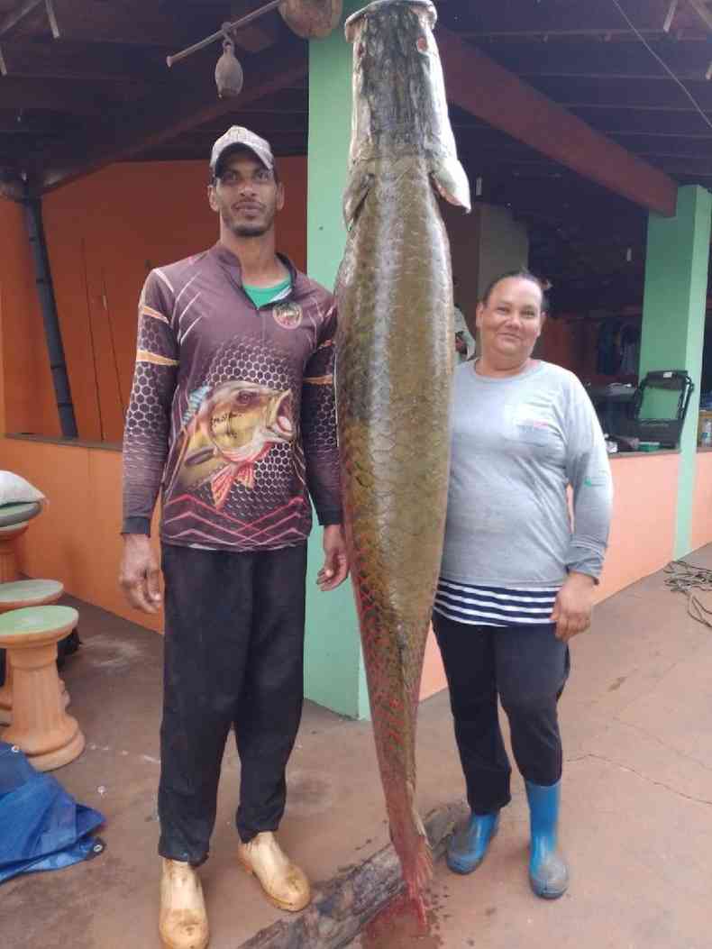 Izael Gonaves e a esposa Cintia Moraes com o pirarucu pescado no rio Grande