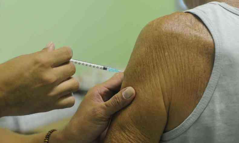Enfermeira aplica vacina contra gripe em Idosa em Belo Horizonte
