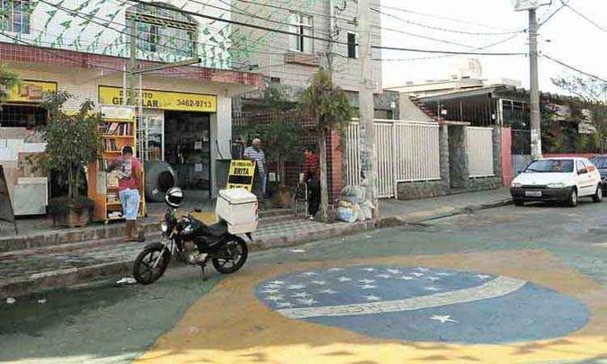 Rua enfeitada e pintada no Bairro Caiçara, na Região Noroeste de Belo Horizonte: ambiente de Copa do Mundo ainda é tímido em locais públicos da capital mineira(foto: Paulo Filgueiras/EM/D.A.Press) Rua enfeitada e pintada no Bairro Caiçara, na Região Noroeste de Belo Horizonte: ambiente de Copa do Mundo ainda é tímido em locais públicos da capital mineira(foto: Paulo Filgueiras/EM/D.A.Press)