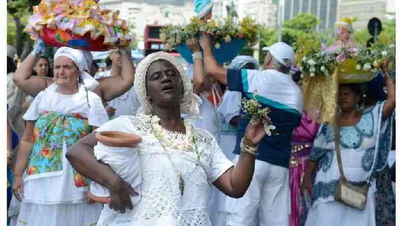 Festa de Iemanj, no Rio de Janeiro, com as vestimentas brancas e as flores como oferenda